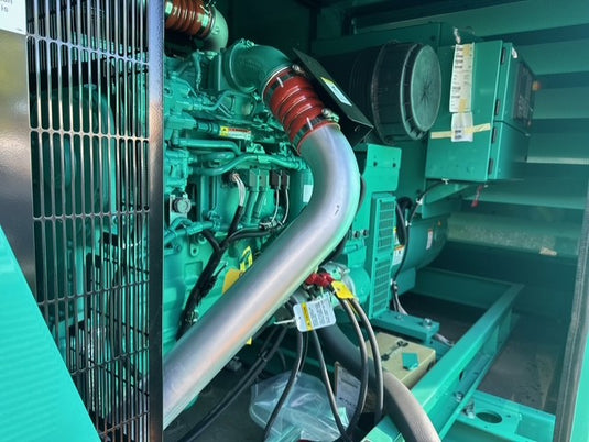 Cummins DQDAA 250kW diesel generator engine view.